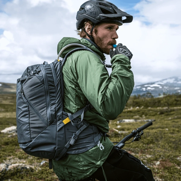 Рюкзаки Рюкзак велосипедный с гидратором Thule Rail Hidratation, 18L, Dark slate THULE Рюкзак велосипедный с гидратором Thule Rail Hidratation, 18L, Dark slate THULE