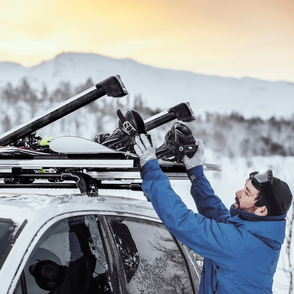 Багажники для зимнего спортивного снаряжения Крепление Thule SnowPack Extender для перевозки (лыж5/сноуборд2), черного цвета THULE Крепление Thule SnowPack Extender для перевозки (лыж5/сноуборд2), черного цвета THULE