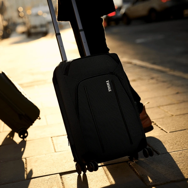 Чемоданы Чемодан с вращающимися колесами для ручной клади Thule Crossover 2 Expandable Carry-on Spinner, 35L THULE Чемодан с вращающимися колесами для ручной клади Thule Crossover 2 Expandable Carry-on Spinner, 35L THULE